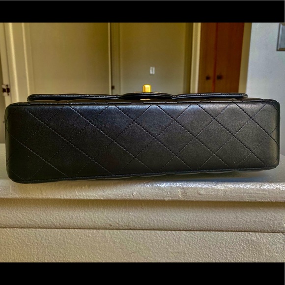 Chanel Medium Classic Flap Black Lambskin - Picture 5 of 15
